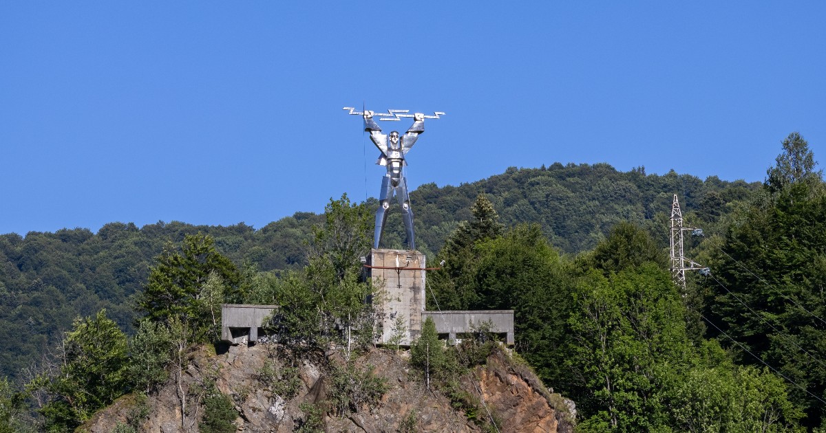 Statuia lui Prometeu de la Barajul Vidraru, cunoscută și sub numele de „Omul de Fier”