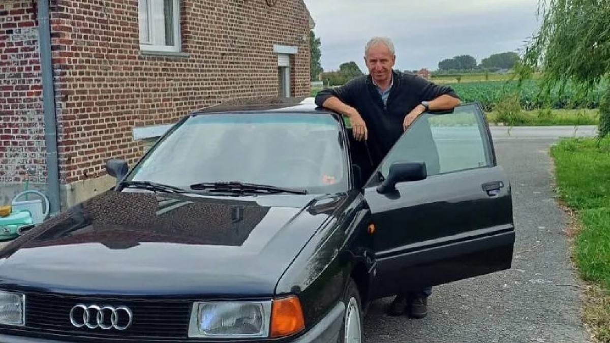 Un belgian langa un Audi 80 negru din 1991