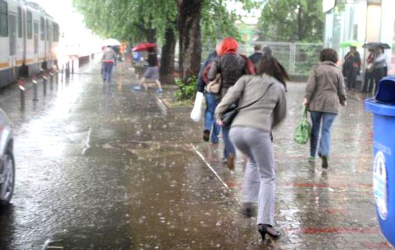 Recomandările ISU, privind avertizarea meteo de vreme rea din zilele următoare: "Întrerupeți activitățile în aer liber"