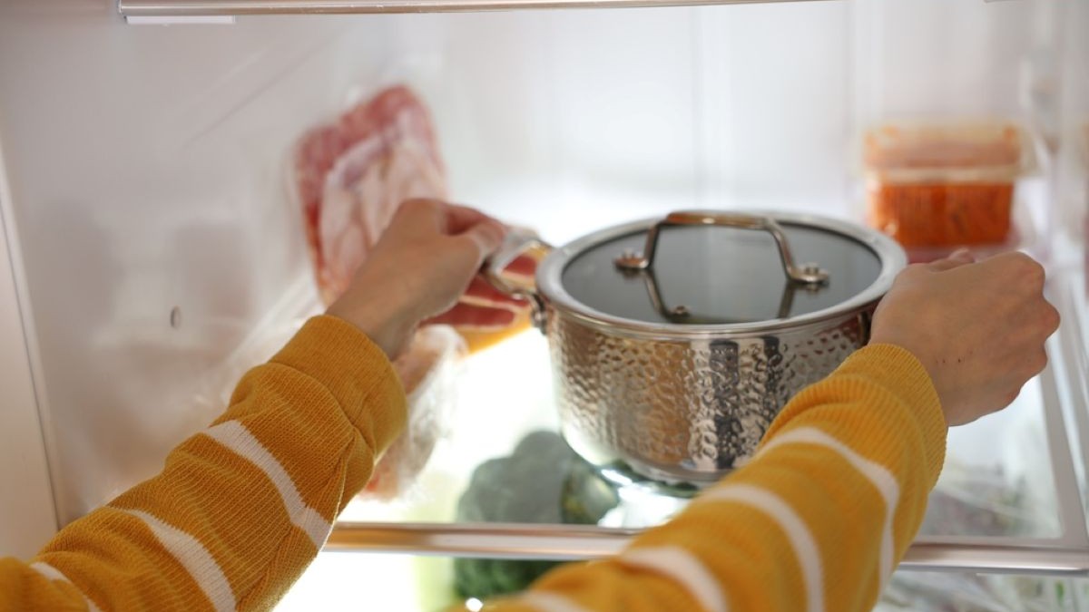 Ce se întâmplă dacă bagi mâncare fierbinte în frigider sursa foto: Shutterstock