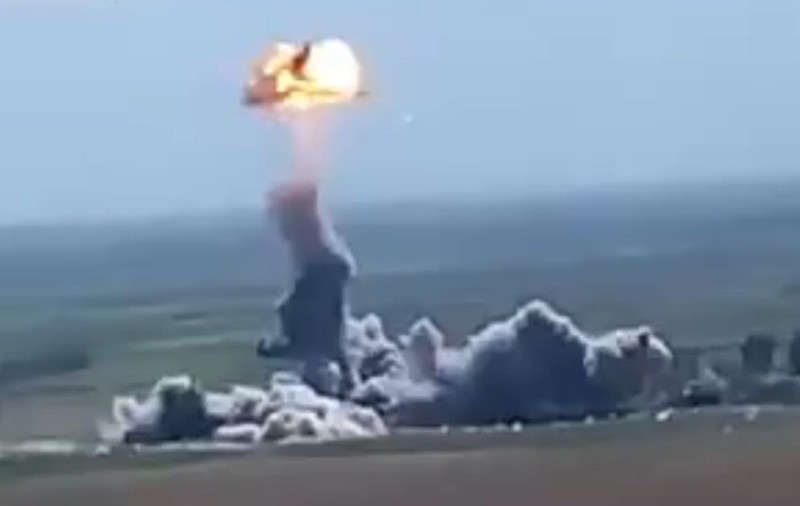 Maşina unui terorist sinucigaş ISIS, aruncată zeci de metri în aer înainte de explozie | VIDEO