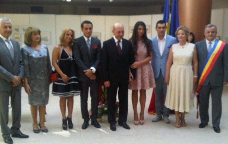 Primul SĂRUT în calitate de soţ şi soţie! Iată-i pe Elena Băsescu şi Bogdan Ionescu surprinşi într-un MOMENT DE TANDREŢE! FOTO