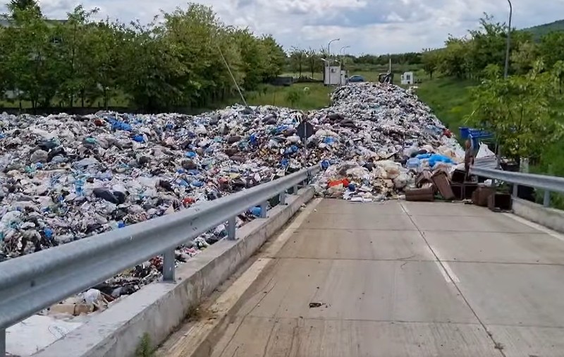 Groapă de gunoi ilegală în Prahova. Șeful Gărzii de Mediu acuză primarul că „dosește deșeurile”