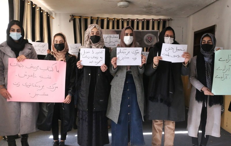 Zeci de femei au protestat în Afganistan, după ce li s-a interzis accesul în universități. „Au fost bătute și biciuite”. Guvernul taliban își apără decizia