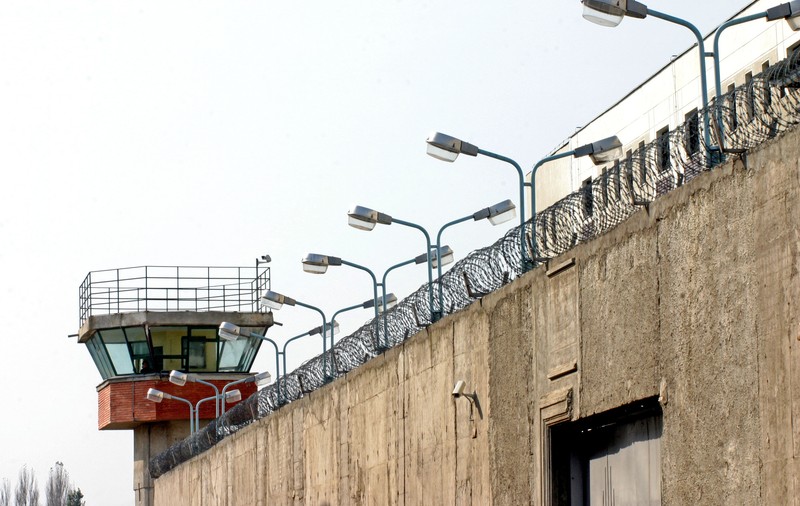 Percheziţii într-un dosar de trafic de droguri la penitenciarele Rahova şi Giurgiu. Drogurile, aruncate de rudele deținuților peste gard