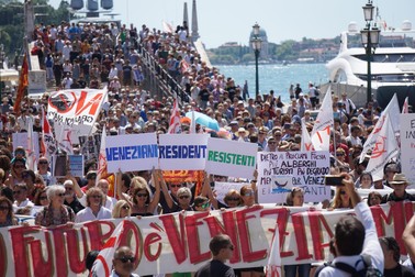 Mii de oameni au protestat în Veneția față de numărul mare al turiștilor