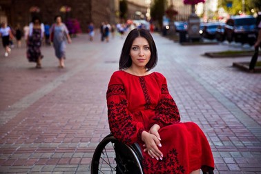 Uliana, din Kiev, Ucraina. Ea și fratele ei au fost crescuți de mama lor, singură. Uliana a rămas paralizată în urma unui accident rutier. Foto: Mihaela Noroc / Atlasul frumuseții