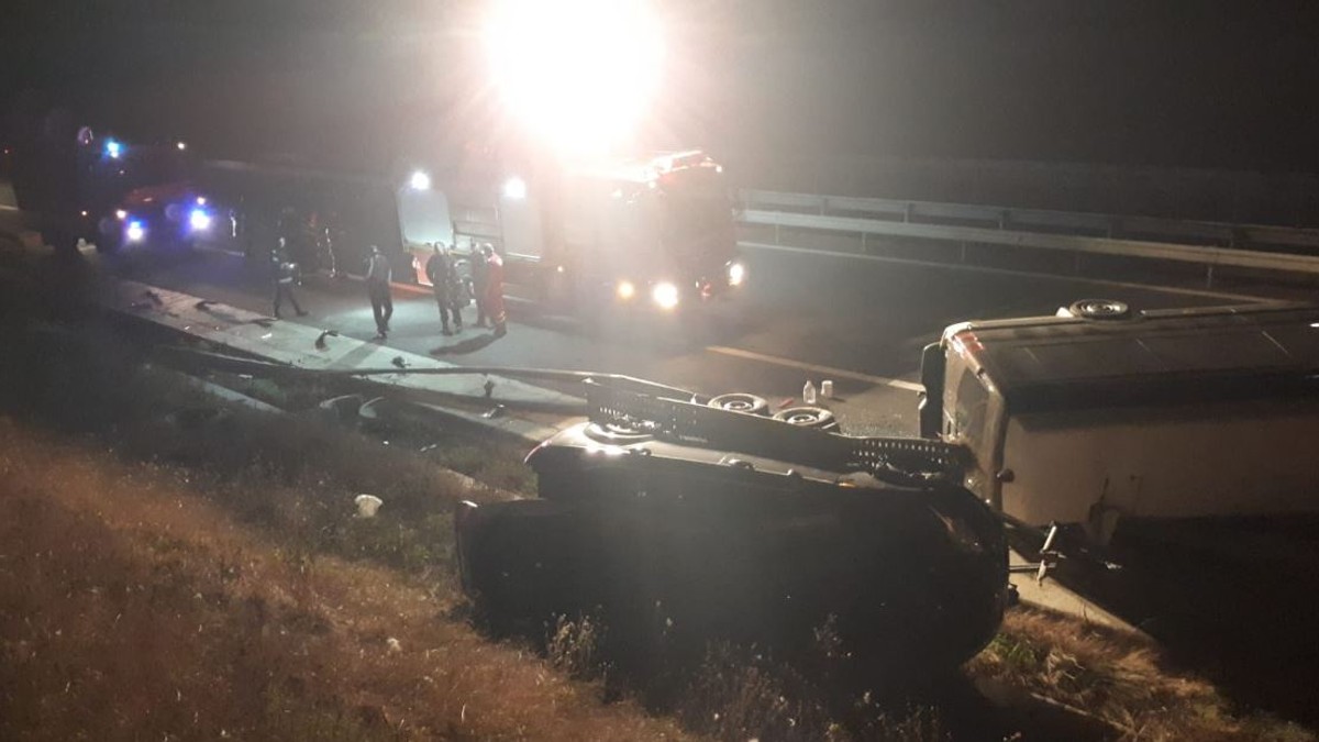 Un microbuz s-a răsturnat în urma unui accident pe autostrada A1 Sebeș-Sibiu
