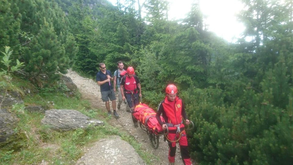 Un turist s-a accidentat în masivul Făgăraş, pe 15 iulie. Foto de arhivă cu un turist accidentat, transportat de salvamontiști la baza muntelui