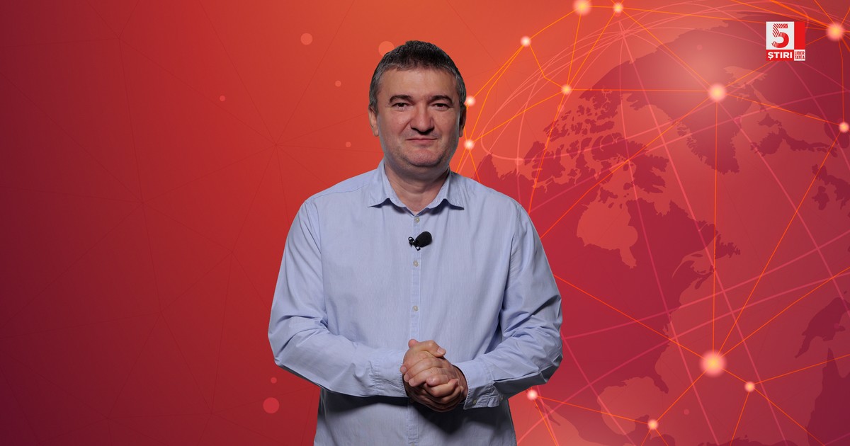 Dorin Chioțea, redactor-șef Libertatea.ro, îmbrpcat cu o cămașă gri, pe un fundal roșu.