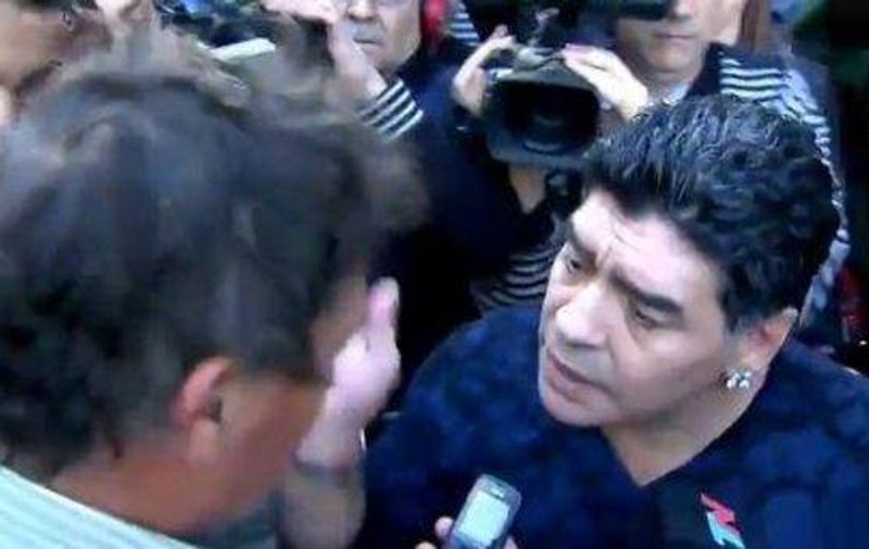 Maradona a pălmuit un jurnalist