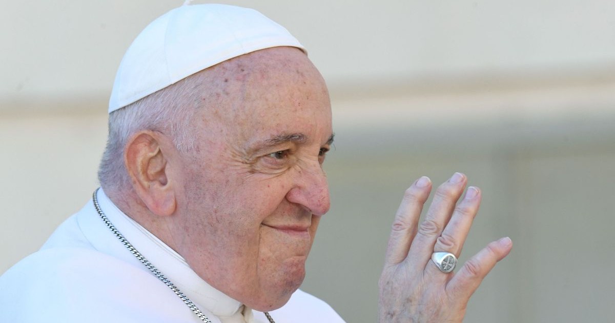Papa Francisc salută cu mâna în Piața Sfântul Petru de la Vatican, pe 15 martie 2023