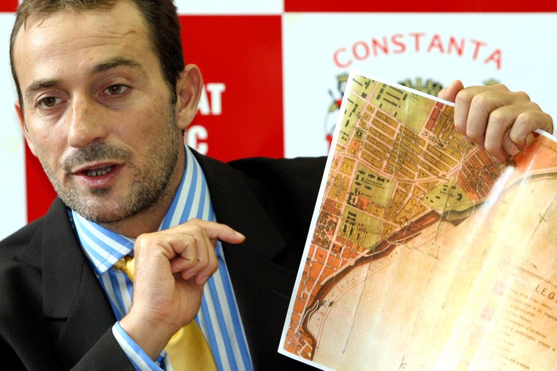 Primarul municipiului Constanta, Radu Stefan Mazare, raspunde intrebarilor puse de ziaristi, miercuri 16 noiembrie 2005, in timpul unei conferinte de presa.