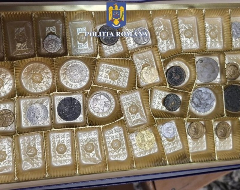 Monede antice și ceasuri de colecție obținute ilegal, descoperite în casa unui bărbat din Constanța