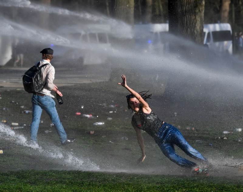 Confruntări la Bruxelles, între polițiști și mii de oameni păcăliți de 1 aprilie să vină la un festival care nu s-a ținut