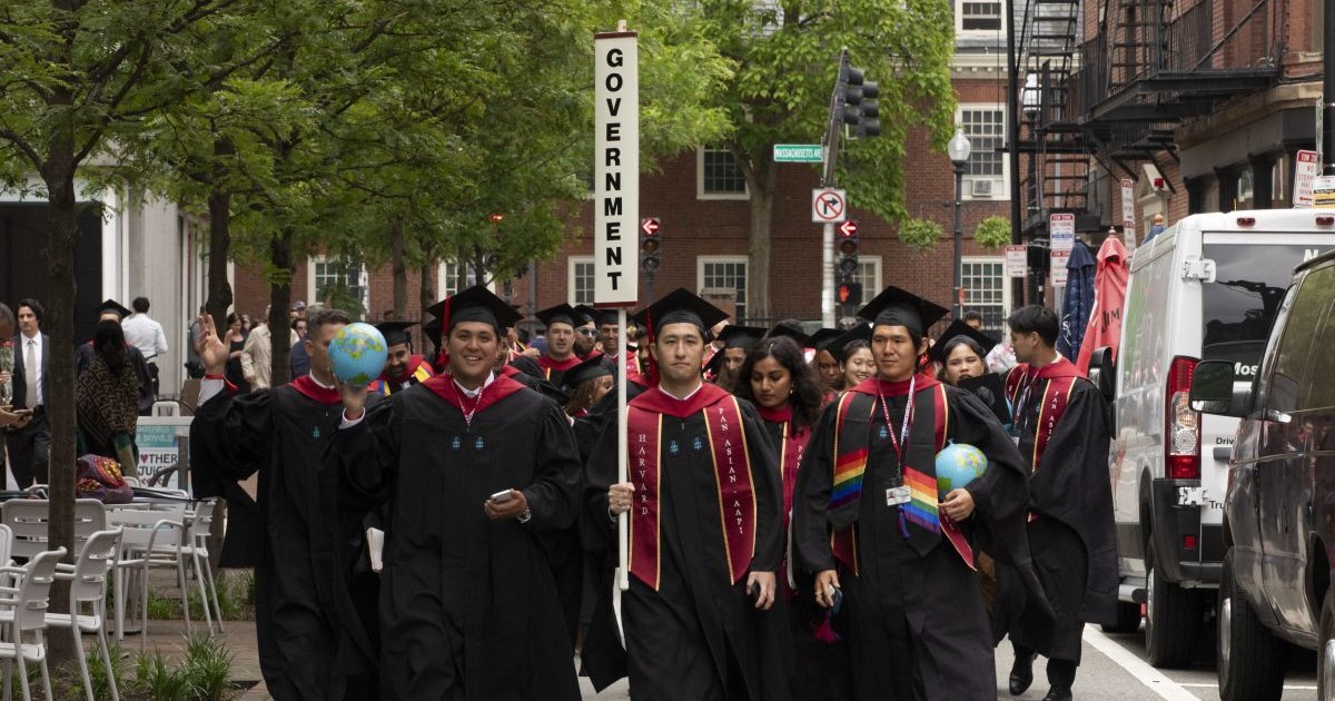 Mai mulți absolvenți ai Universității Harvard părăsesc ceremonia de absolvire, Cambridge, Massachusetts, Statele Unite, 29 aprilie 2025.