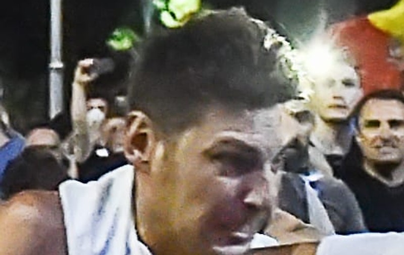 Încă un suspect în cazul femeii jandarm bătute în Piața Victoriei. Apel către cetățeni pentru identificarea agresorului