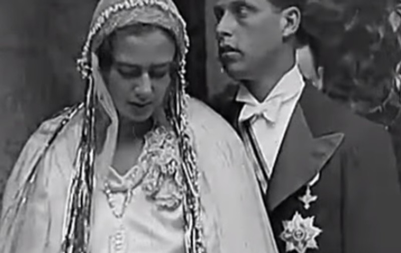 Rochia Alinei Binder, inspirată de cea a Principesei Ileana, care s-a căsătorit tot la Sinaia, acum 87 de ani