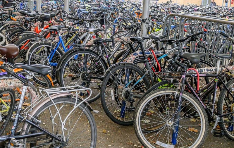 Un român a vrut să vadă câte biciclete și trotinete poate aduna. Poliția elvețiană nu s-a lăsat și a venit cu duba