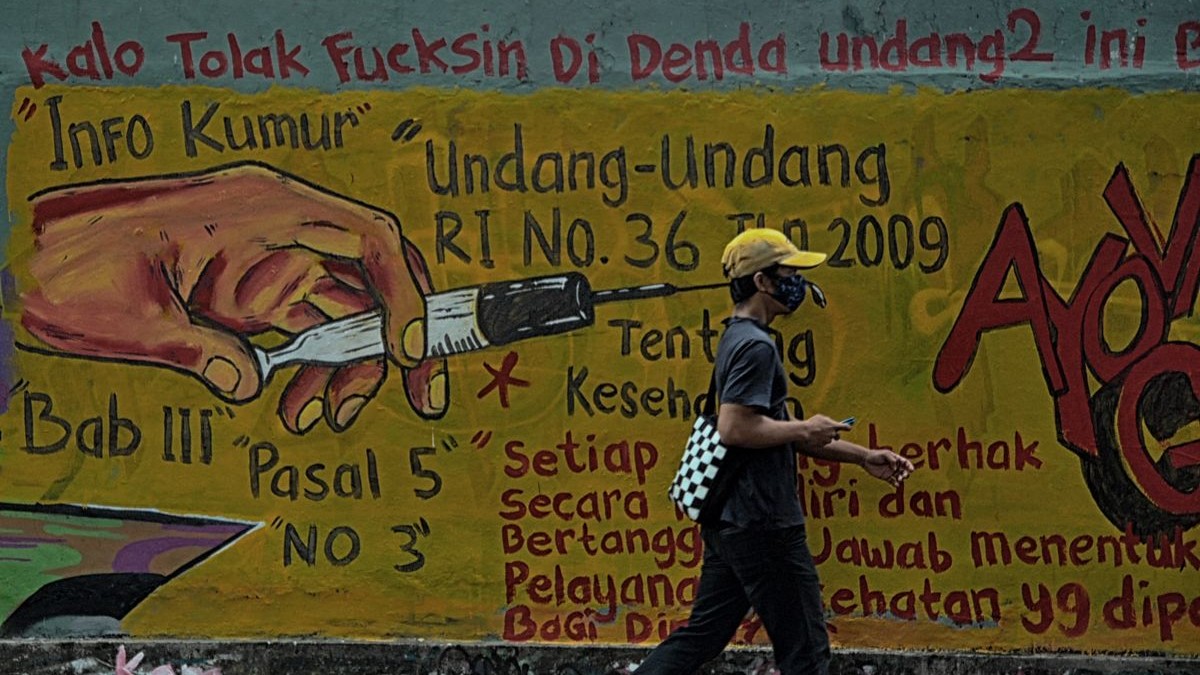 Un mesaj antivaccinare, pe un zid din Provincia Java de Vest, Indonezia FOTO: Profimedia