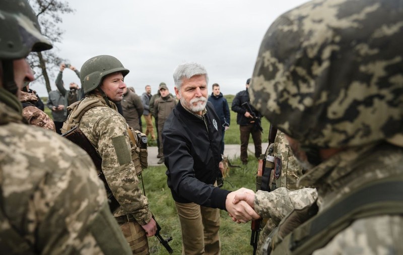 Președintele ceh Petr Pavel le-a lăsat un mesaj rușilor pe un echipament ucrainean: „Mergeți acasă înainte să fie prea târziu”