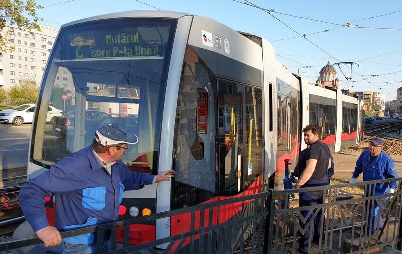 VIDEO | Un tramvai a deraiat în Oradea. Câțiva pasageri au fost răniți ușor