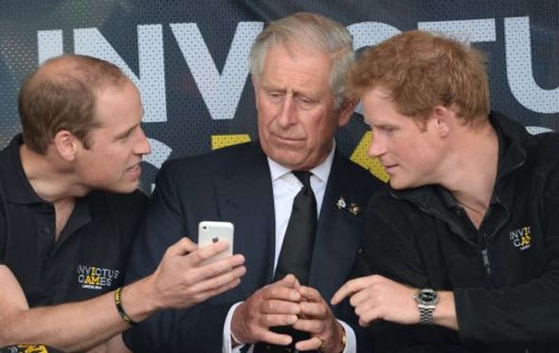 Prințul Charles are o relație tensionată cu William și Harry. Urăște un lucru pe care fiii lui îl fac în public