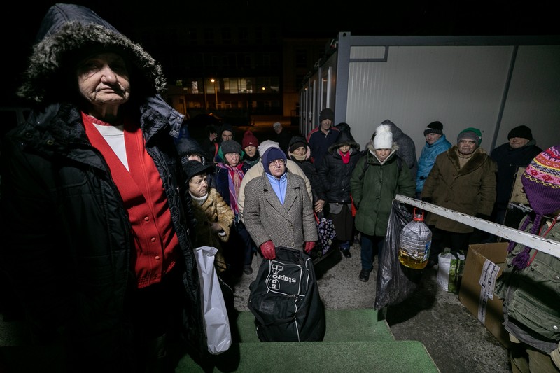În jurul orei 19:00, aproape de ușa de intrare în adăpost, se strâng femeile. Ele au prioritate.
