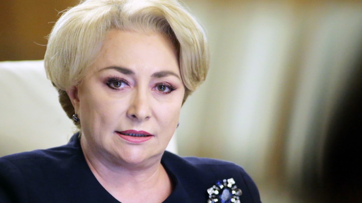 Premierul Viorică Dăncilă, interimar la Ministerul Educației. Premierul Viorica Dăncilă, in negru și cu o broșă în piept, în timpul unei ședințe de Guvern