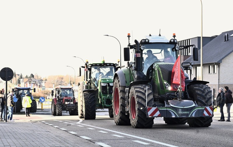 Agricultorii belgieni au blocat o autostradă din sudul țării: "Sfârşitul nostru va însemna foamea voastră" | VIDEO
