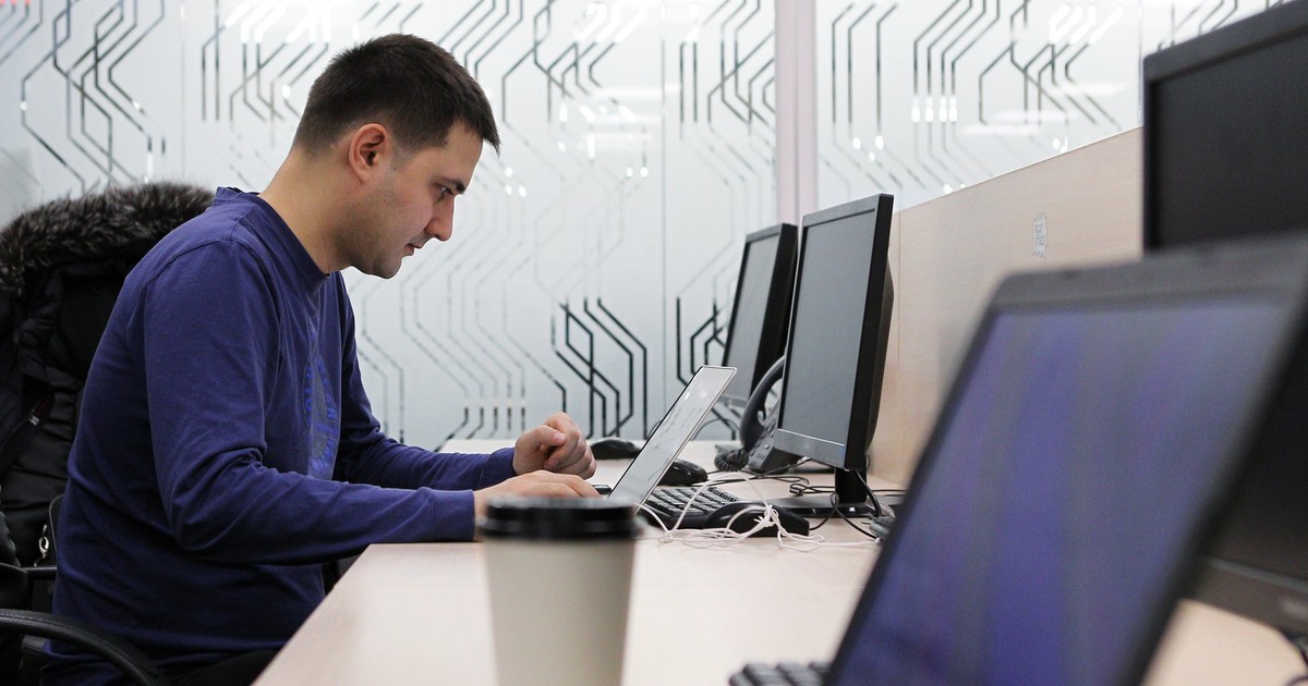Joburile care pot aduce salarii de 25.000 de lei net pe lună în România. Programator la calculator