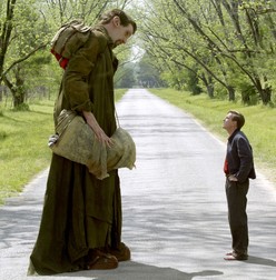 Matthew McGrory, în “Big Fish”, cu Ewan McGregor