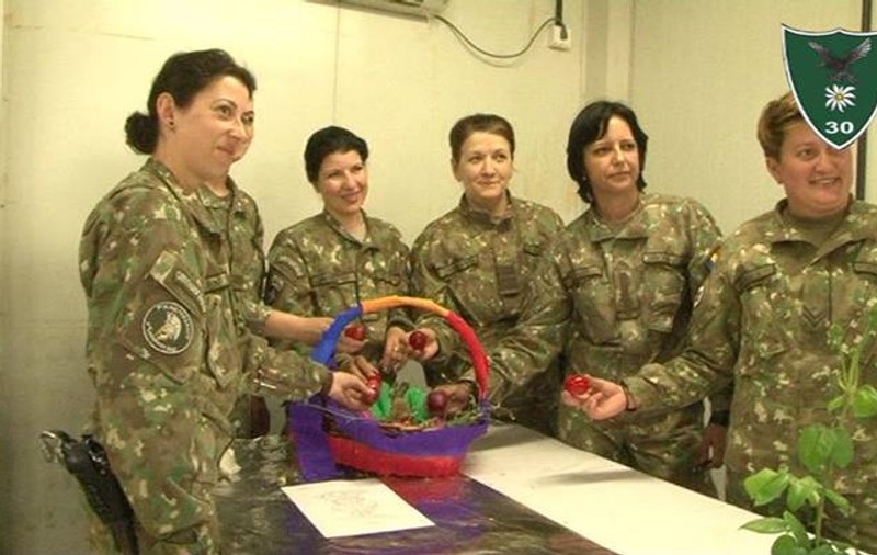 VIDEO | Militarii români sărbătoresc Paștele pe frontul din Afganistan. Au înroșit ouă conform tradiției