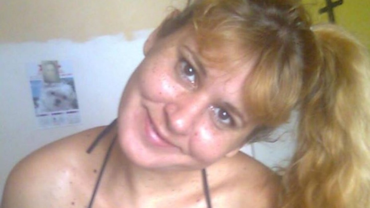 O femeie dispărută de opt luni a fost descoperită îngropată în curtea casei sale! Fata ei este principalul suspect!