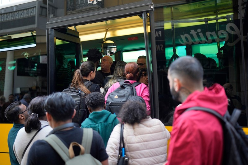 People try to board a crowded bus after the subway stopped running following a power outage in Lisbon, Portugal, Monday, April 28, 2025.,Image: 993069637, License: Rights-managed, Restrictions: This content is intended for editorial use only. For other uses, additional clearances may be required., Model Release: no