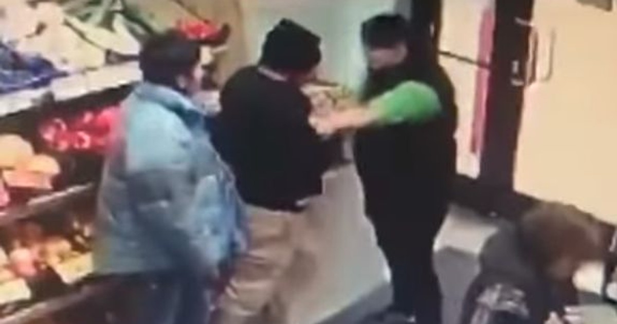 O femeie s-a bătut cu un hoț într-un supermarket din Timișoara (Foto captură YouTube)