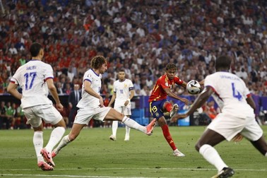 MUNICH - (l-r) William Saliba of France, Adrien Rabiot of France, Lamine Yamal of Spain scores 1-1 during the UEFA EURO 2024 semi-final match between Spain and France at the Munich Football Arena on July 9, 2024 in Munich, Germany. Spain v France, UEFA EURO 2024 - 09 Jul 2024,Image: 888556873, License: Rights-managed, Restrictions: , Model Release: no