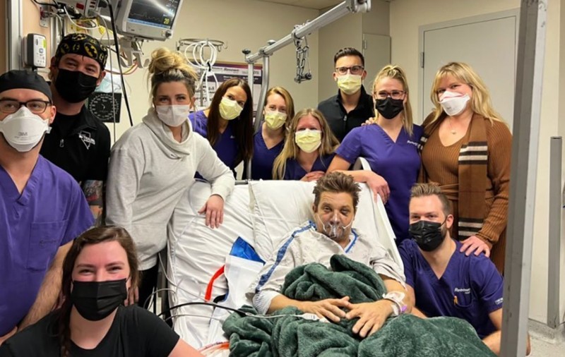 Actorul Jeremy Renner și-a sărbătorit ziua de naștere în spital, după ce a fost strivit de un plug de zăpadă