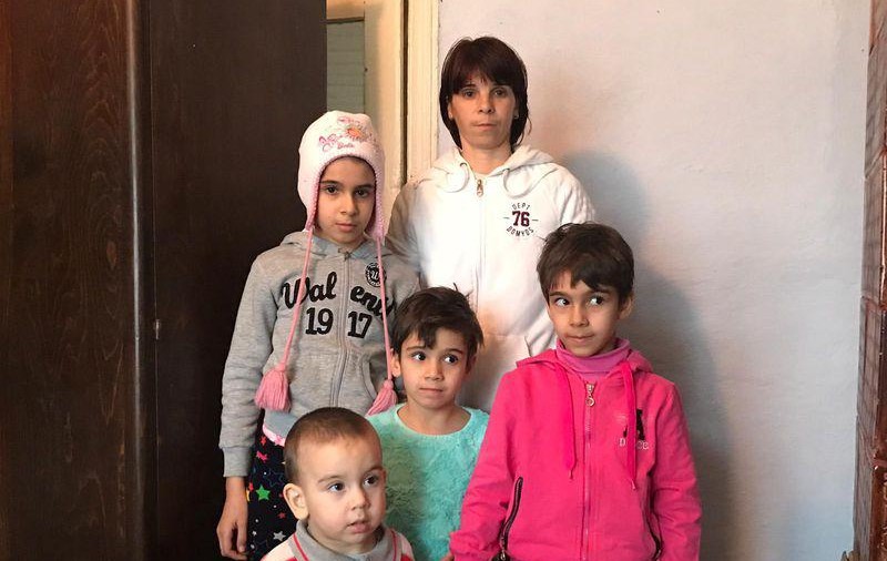 Caz uluitor la Iași: O mamă și-a luat cei cinci copii și a plecat de acasă, după ce soțul și-a adus amanta minoră să locuiască împreună