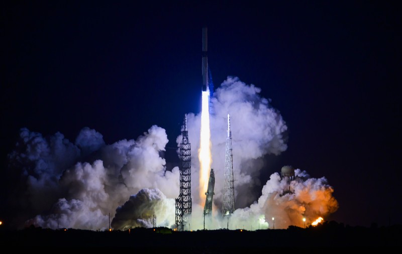Rivalitatea dintre Jeff Bezos și Elon Musk continuă după ce proprietarul Amazon a lansat cu succes pe orbită racheta comercială Blue Origin New Glenn