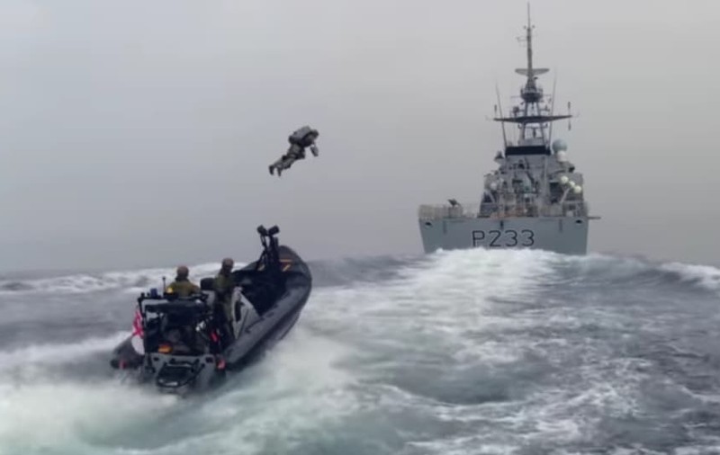 Filmare spectaculoasă în Marea Britanie. Marinarii au testat costumele cu reacție, care pot înlocui elicopterele