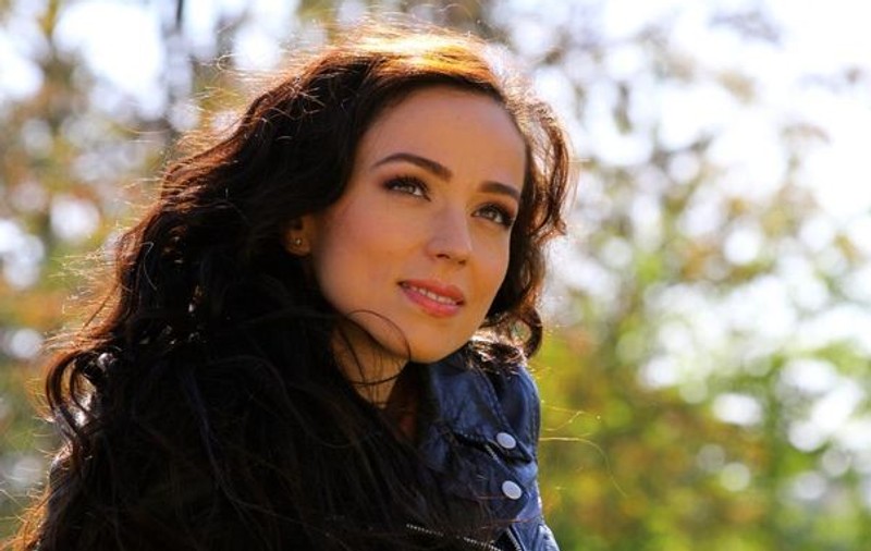 Cu ce l-a dat pe spate Olivia Steer pe Andi Moisescu