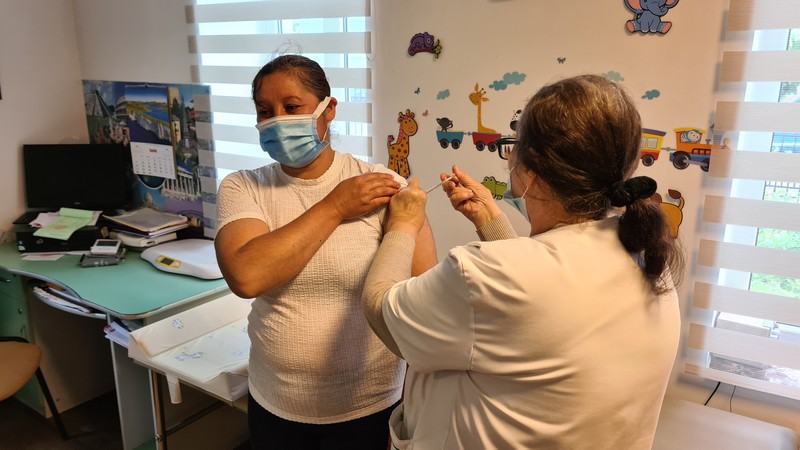 Mihaela se vaccinează ca să poată pleca la muncă, în Germania