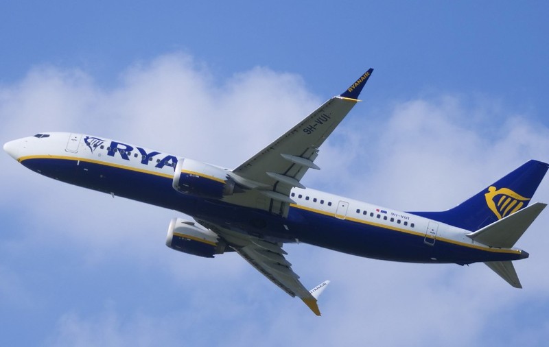 Mamă dată jos din avion Ryanair după ce a mâncat chipsuri neplătite cu un card refuzat