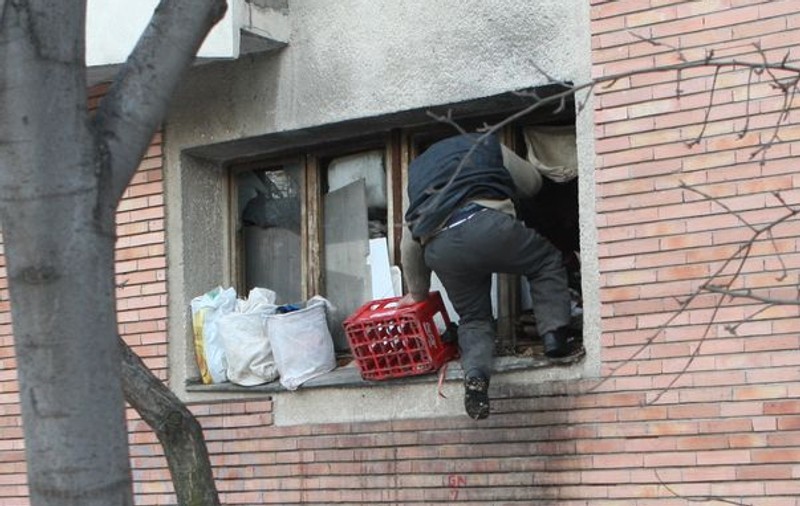 SE ÎNTÂMPLĂ ÎN ROMÂNIA! Un bătrân din Bucureşti și-a scos vecinii din minți: "Apartamentul lui e groapă de gunoi" | FOTO INCREDIBIL