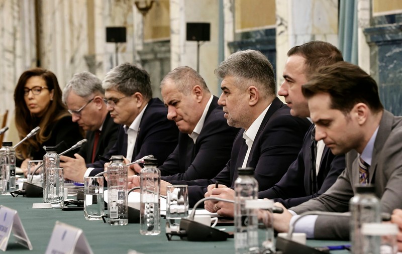 Coaliția de guvernare și-a pus toată administrația publică în cap. Val de revendicări și amenințări cu greva generală