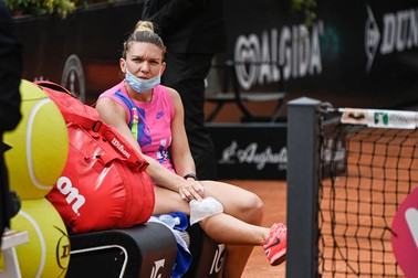 În game-ul al doilea al partidei, în timp ce încerca să ajungă la o minge trimisă de Pliskova, Halep a alunecat, s-a destabilizat și a căzut pe zgură. A avut nevoie de pansament pentru genunchi.