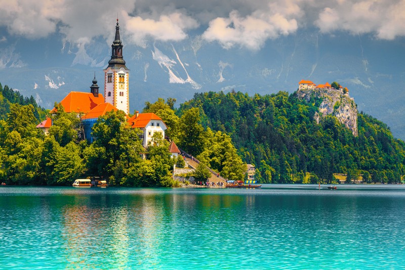 Popularul lac Bled și biserica pitorească de pelerinaj pe o mică insulă verde, Bled, din Slovenia. Foto: 123rf
