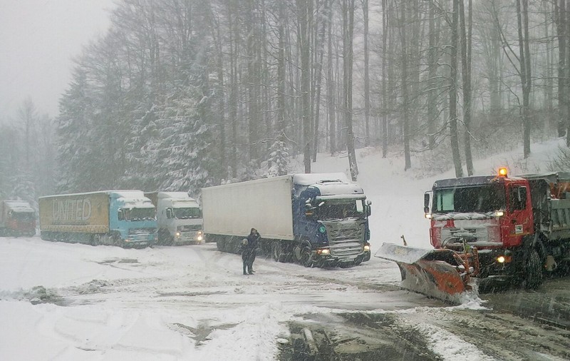 Trafic îngreunat in judetul Brasov din cauza ninsorii abundente. Cinci tiruri nu si-au mai putut continua drumul/FOTO&VIDEO