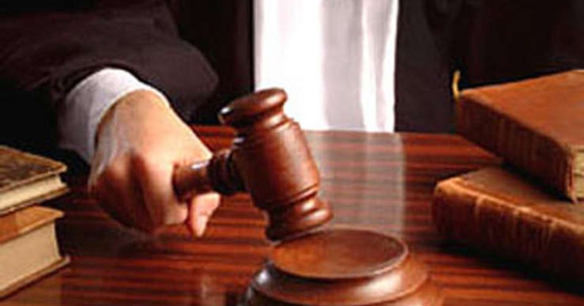 O mamă vrea să-și scoată fata de 12 ani dintr-o casă în care mai locuiește cu un condamnat pentru viol și cu un unchi care a abuzat-o sexual